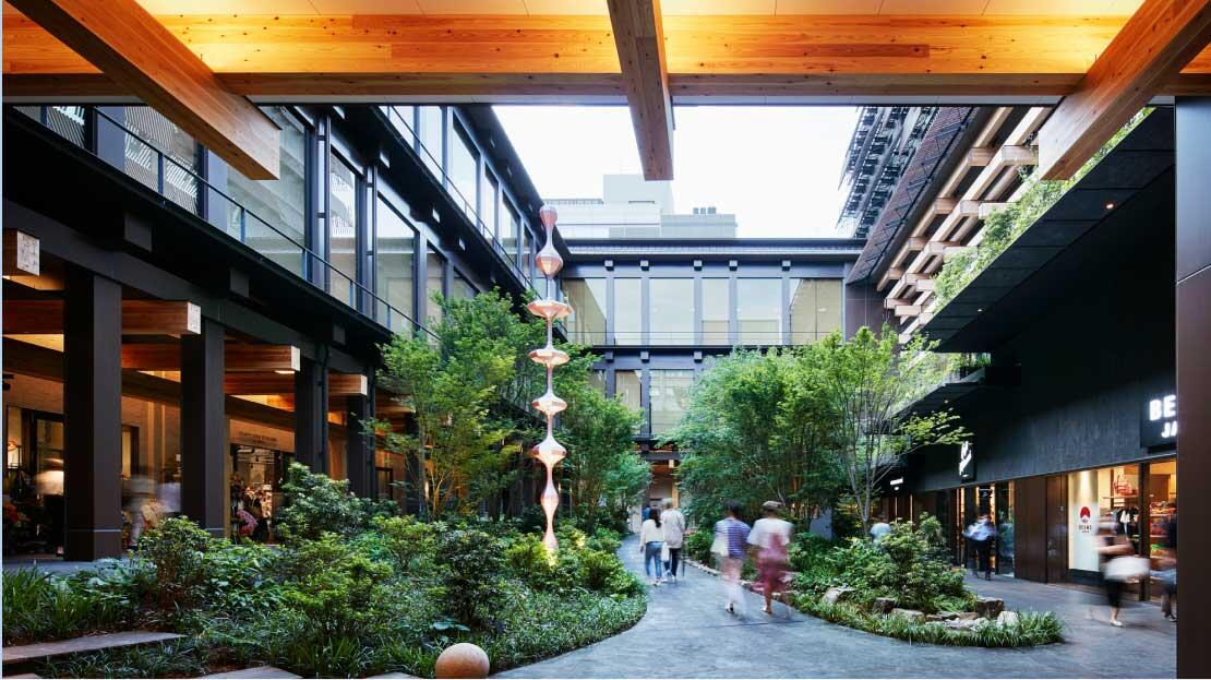 新風館 地域の結節点となる中庭の写真