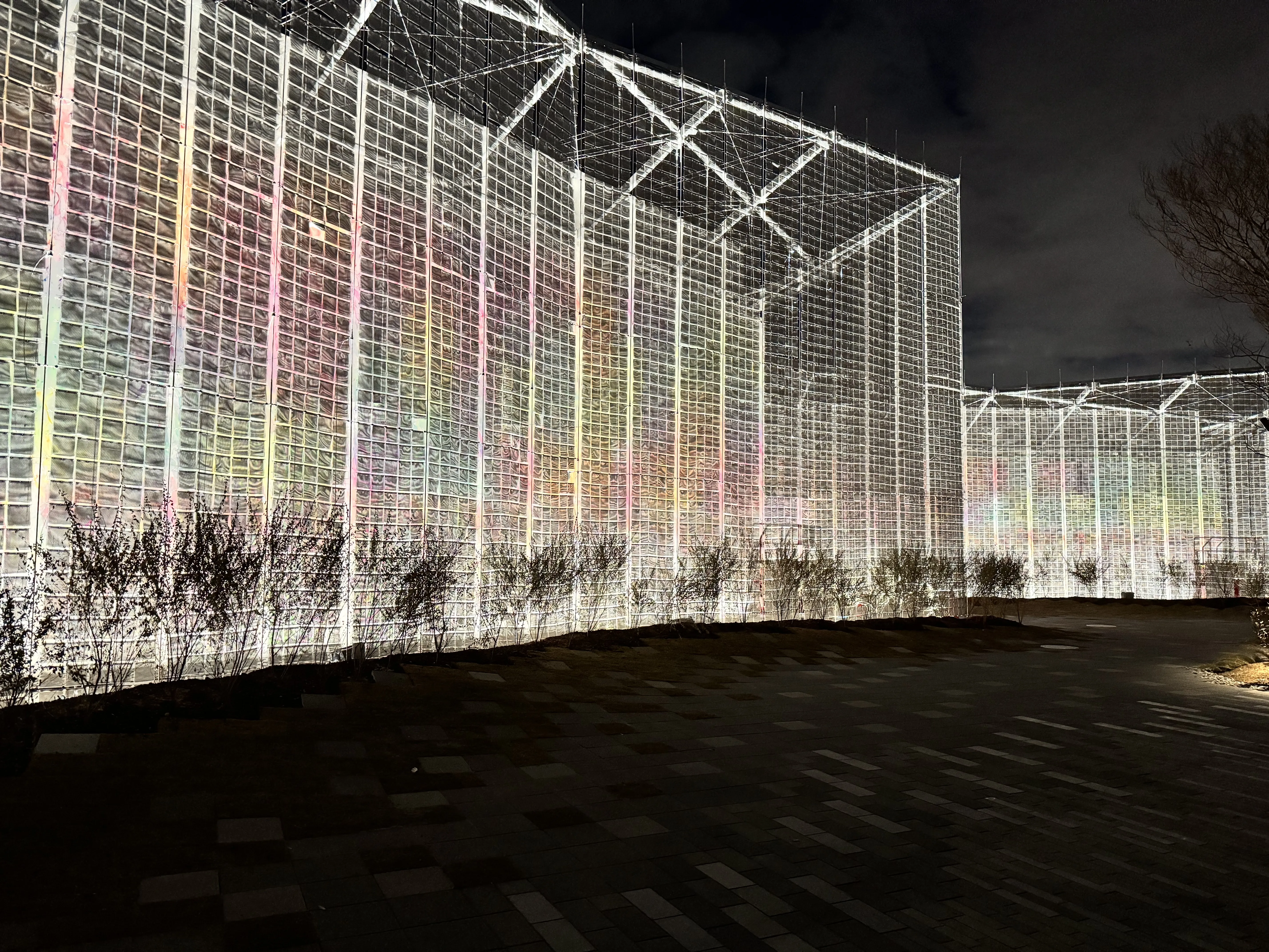植物性由来のカラフルな布が建物壁面を彩る内側の布
