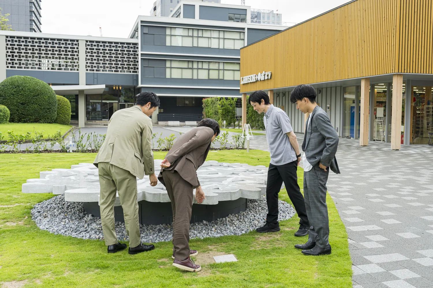 芝生広場に設置された「もみじ柄のアートベンチ」