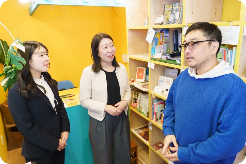 建物をくり抜き、屋内を歩けるように設計