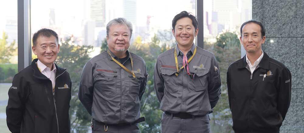 品川シーズンテラス株式会社 管理部長 重田 廣行 （左端） 管理部 業務部門長 運営部門長 初鹿野 充 （右端） 株式会社NTTファシリティーズ 東日本事業本部 ファシリティソリューション部 総合ファシリティサービス部門 ビルマネジメント担当 担当課長 斉藤 秀成 （中央左） 主査 馬場 将志 （中央右）