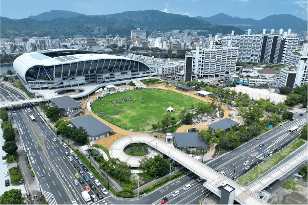 サッカースタジアムと芝生ひろば