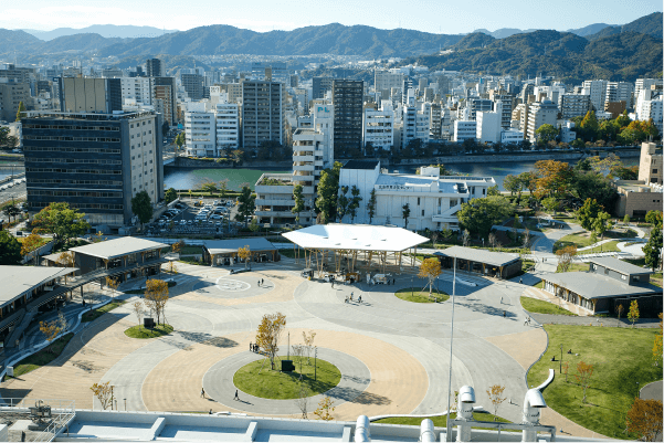 旧広島市民球場の面影を残す広場