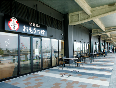 地元の人気店が並ぶ飲食店街