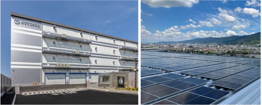 延べ床面積24,230.40m2、地上4階建ての物流倉庫の屋上には、太陽光発電パネルが敷きつめられています。