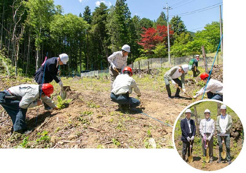 代表者による記念植樹の様子