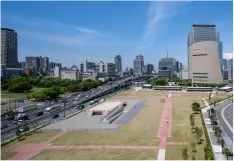 芝生広場に整備した回廊の遺構表示は、前期部分には赤色、後期部分には黒灰色の舗装を施しています。芝生の効率的なメンテナンスのため、芝刈りロボットを導入。芝生の健全な生育を促します。