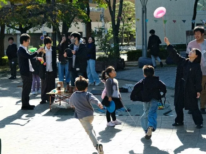 11月に実施したプレーパークにて、子どもたちが楽しんでいる様子